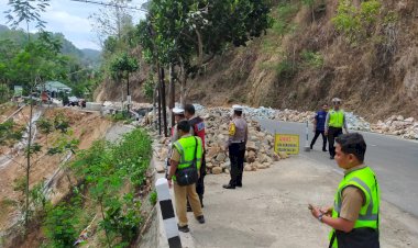 Polres-Pacitan-Cek-Jalur-Pacitan---Ponorogo,-Antisipasi-Bahaya-Longsor